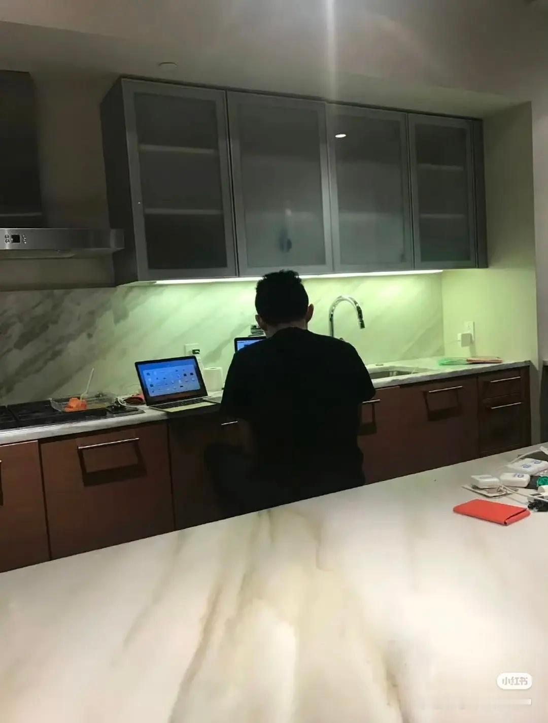 网上爆料孙割的是不是没一句假话曾颖说他割了一堆充电宝一点没冤枉他 ​​​