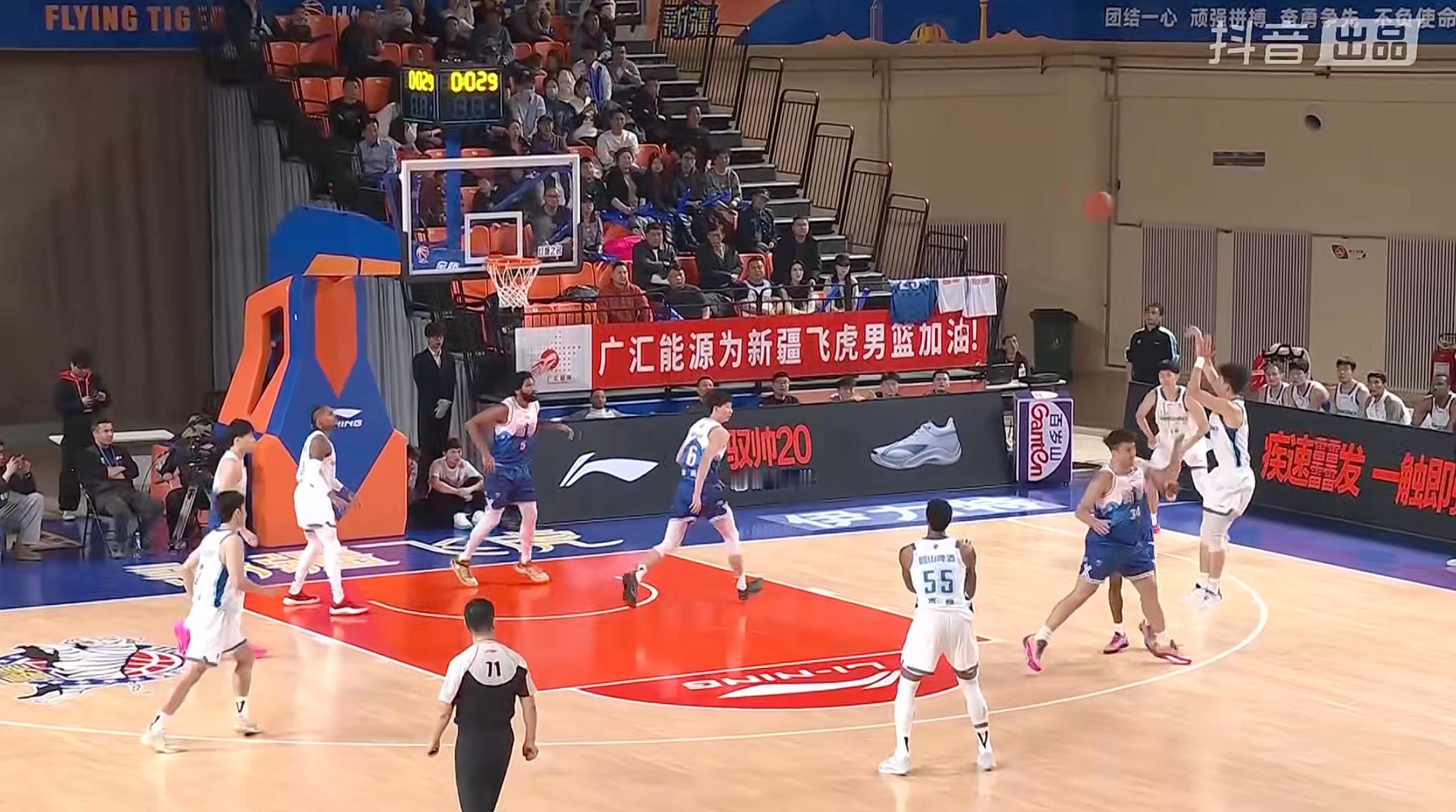 段昻君压哨三分，青岛半场狂轰60分新疆男篮vs青岛男篮