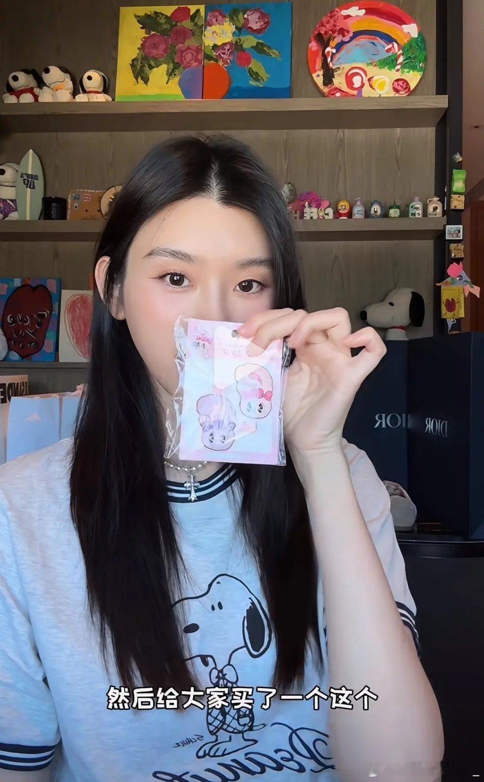 奚梦瑶送粉丝发卡引争议送的是心意，不在乎便宜或者贵重