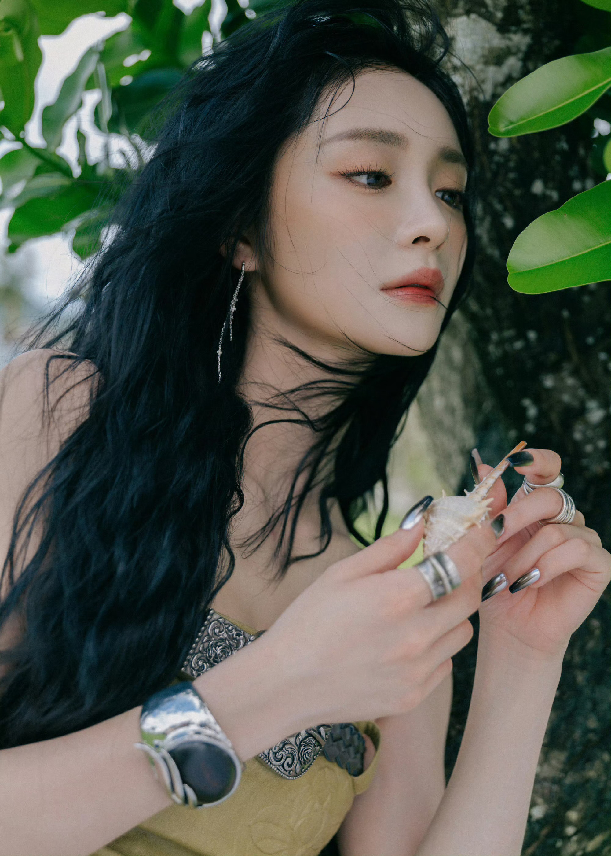 周洁琼周洁琼金属感赛博美甲周洁琼甜妹脸赛博美甲谁被周洁琼的反差感惊艳住！柔和温婉