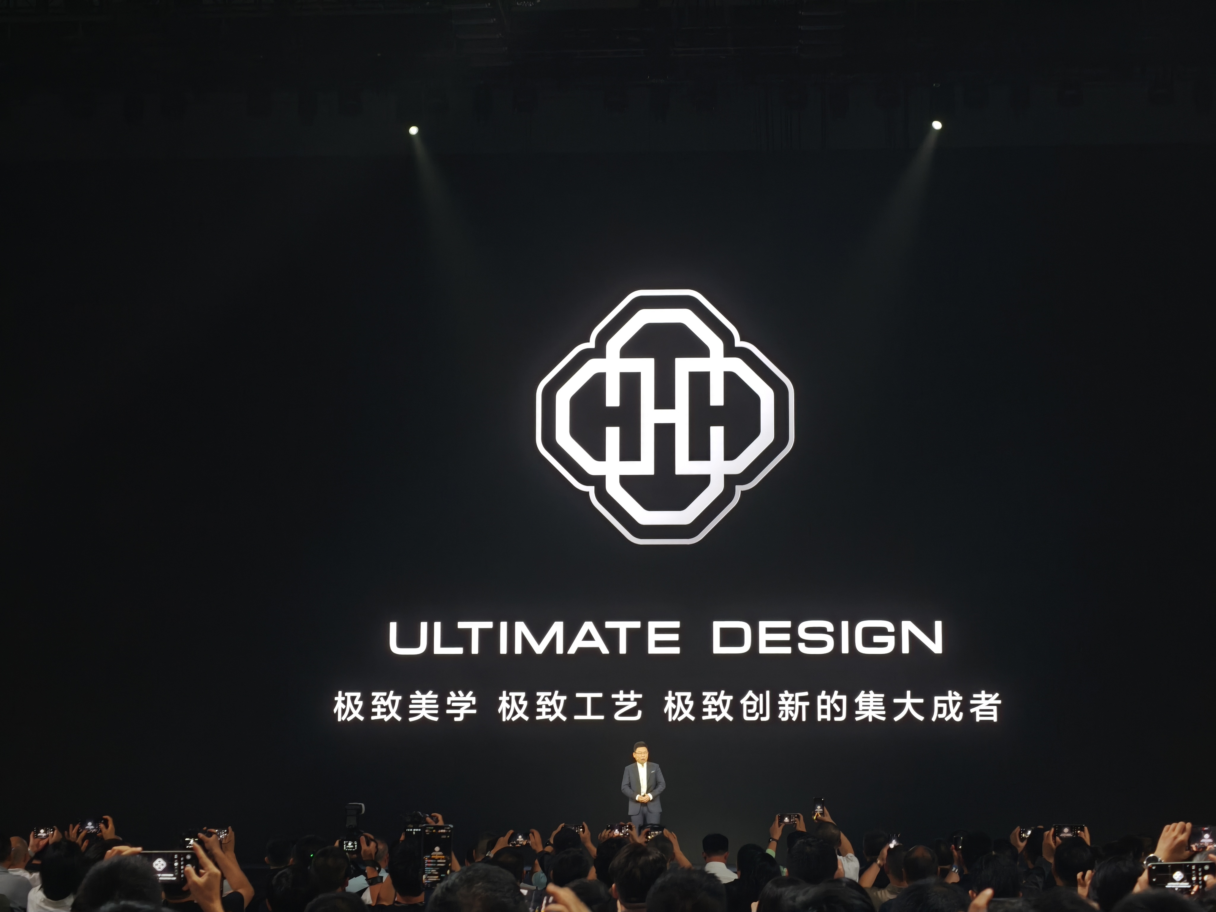 华为非凡大师新 logo，不知道华为有没有花 200 万 [笑而不语]华为新三折