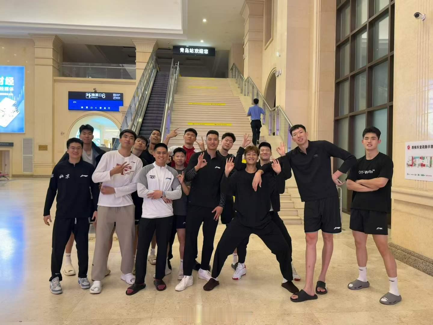 cba北京首钢[超话] 体测很顺利，具体结果要等官方公布。为啥没有小曾，因为他此
