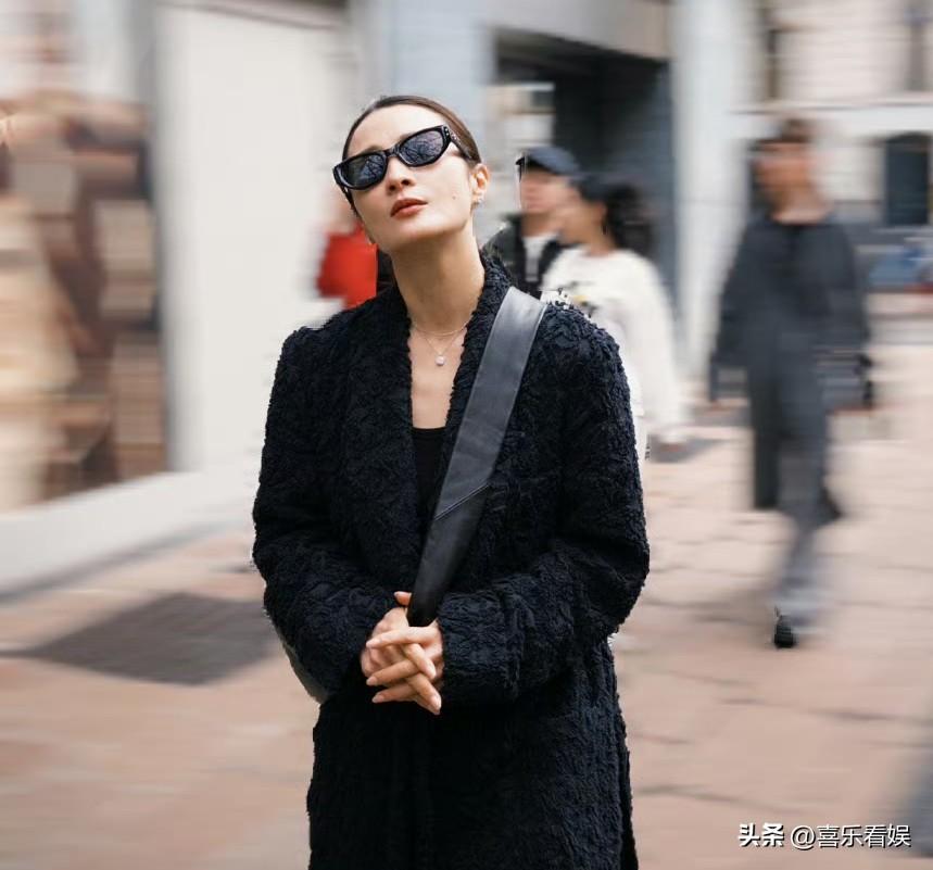 50岁蒋勤勤，引发热议！

3月1日下午5点半时，蒋勤勤在个人社交账号上，连晒出