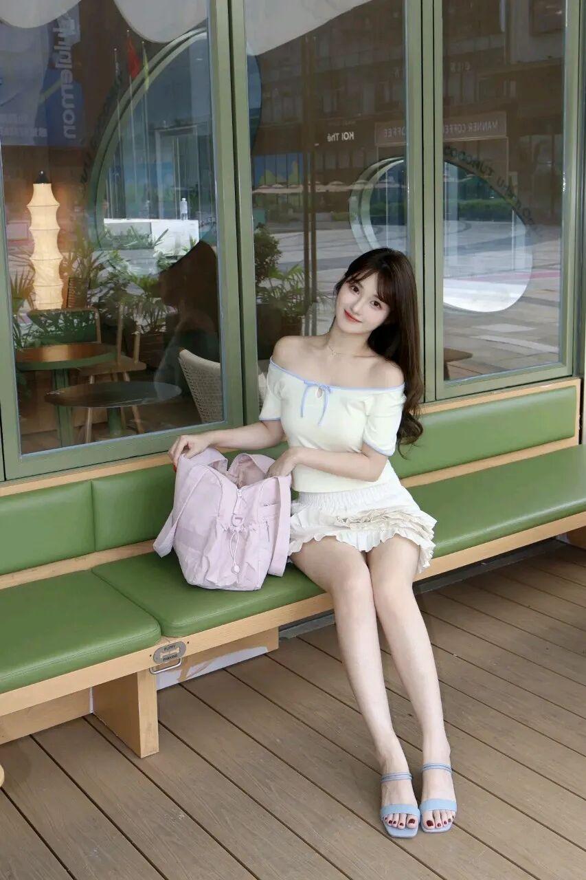 这组照片里的小姐姐气质清甜又灵动，满是夏日少女的元气感。
她留着一头柔顺的长卷发