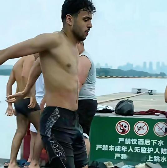印度游客无视中方警告，在武汉东湖赤条条戏水，路过行人非常尴尬！

7月19日，几