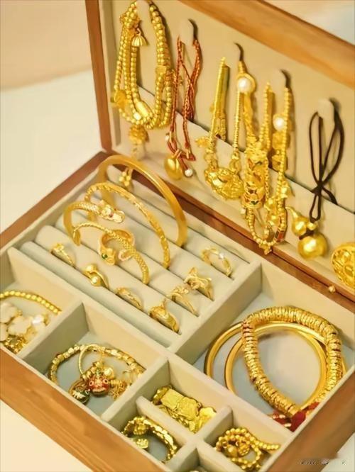大跳水！黄金首饰每克暴跌近450元，各大品牌金价跌破1300关口
 
打算买黄金