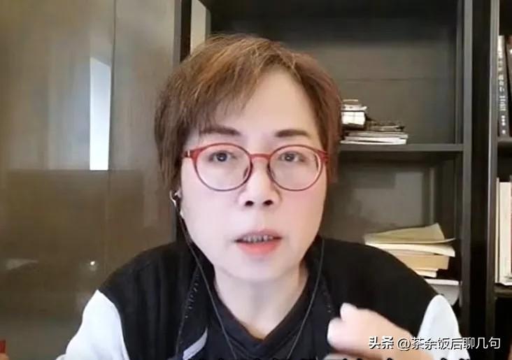 黄智贤直接骂柯文哲是“满嘴谎话、没家教的骗子”，还说他身边朋友人品都有问题。可奇