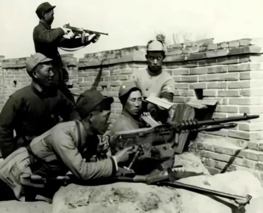1939年，一地主将300名八路军接到家中休养，谁料，却被1200名日军包围。激