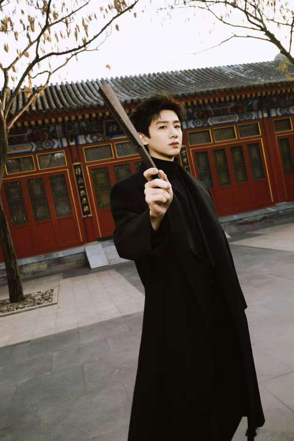 白敬亭兰花倚肩白敬亭黑衣墨扇白敬亭兰花倚肩，黑衣墨扇，[心][心] ​​​