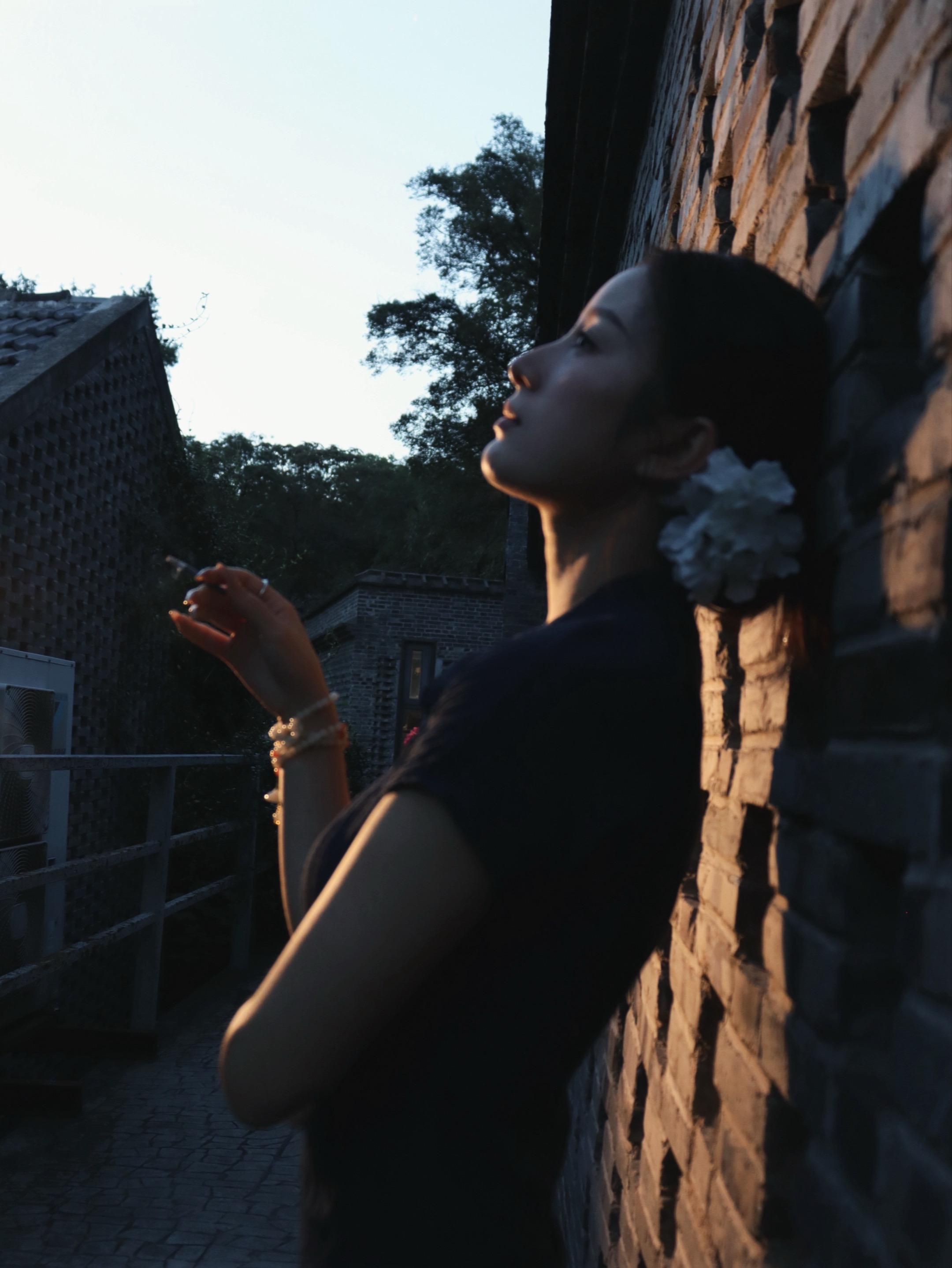 她从光中走来。摄影