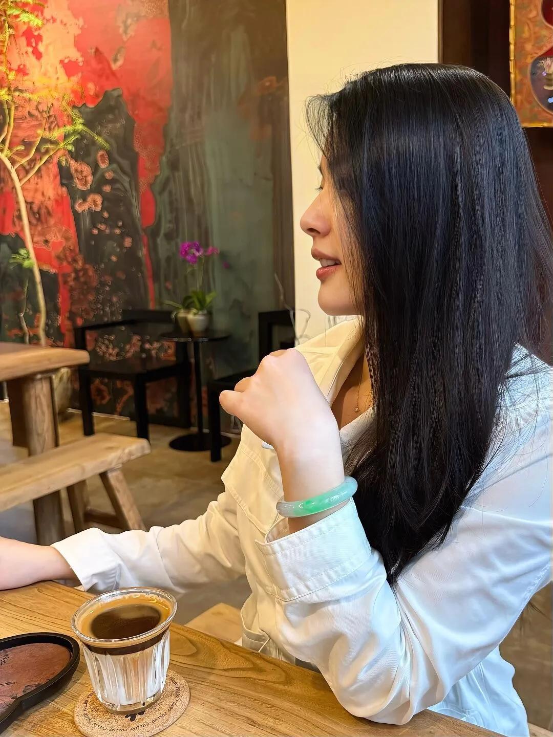 这问题，等于问“为啥火锅店调料台永远比蘸碟复杂”——因为“美”是刚需，而“优雅”