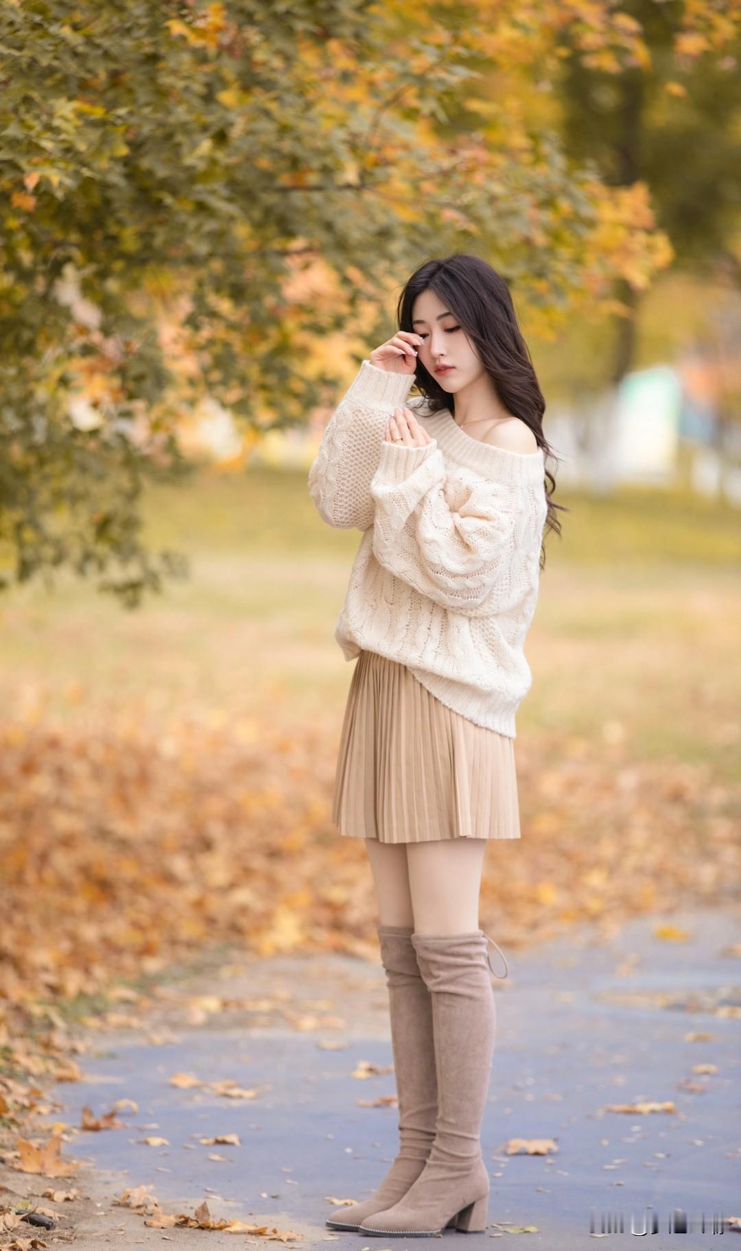 晚秋，从飘落的第一片落叶开始，一叶落而知天下秋。黄的、红的、橙的，色彩斑斓。落叶