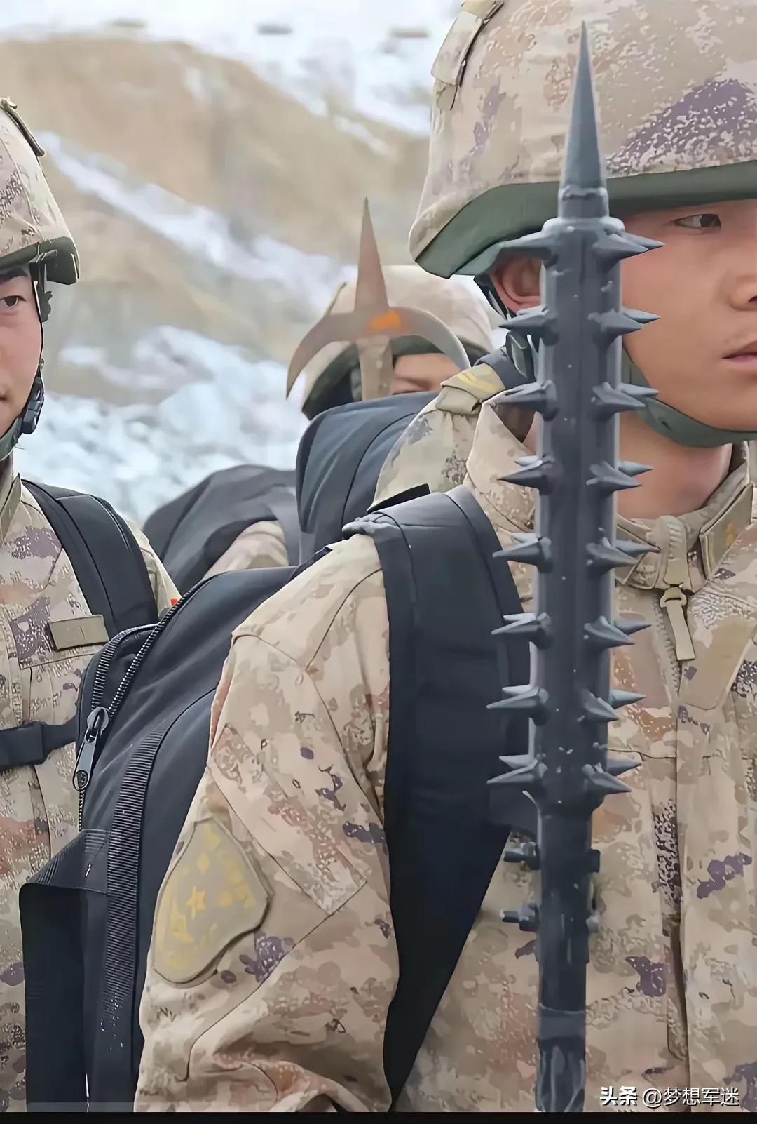 在网上找了半天，才发现这装备是防暴刺枪，又称“狼牙刺枪”“多刺防暴杆”，属于特殊