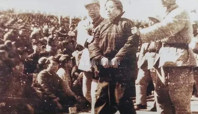 1952年，青岛第一名妓于小脚被执行枪决，人们将刑场围得里三层、外三层，都想一睹
