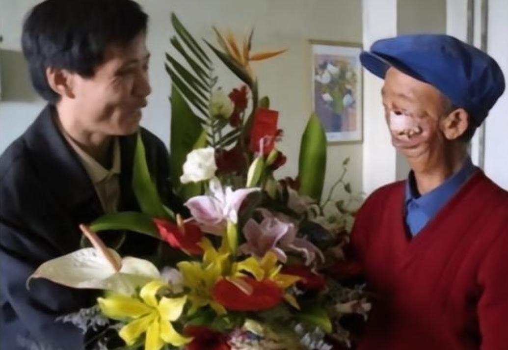 1950年，3岁的寇金成，在草原上，被狼咬掉了半张脸后，随后被父亲无情的扔到山洞