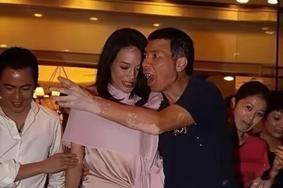 女演员为了点资源不容易，这个视角，拍丧尸片都不用特效