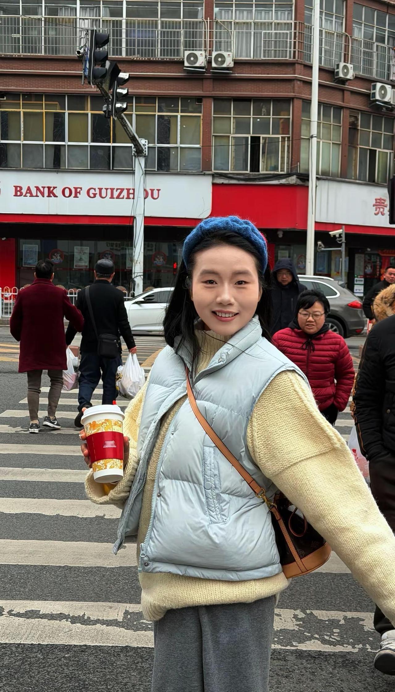 家里养的花自杀了遗书写道：一生不愁吃喝。唯独缺少爱和阳光后来花的主人也死了遗书写