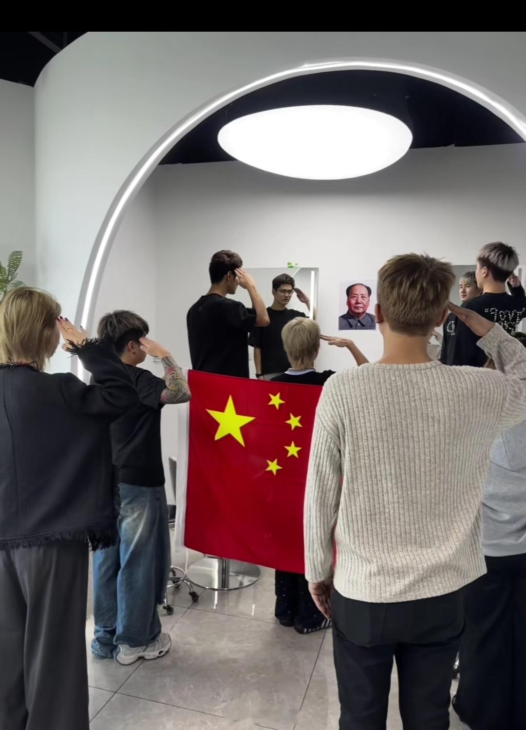 今天一家理发店小哥发的视频，我截了一张图。明天国庆。 ​​​