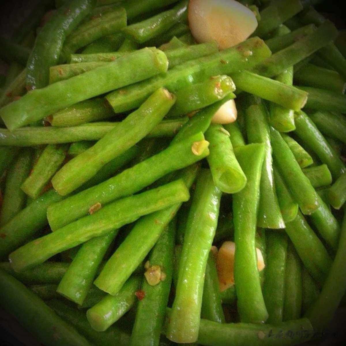  
素炒豆角的方法，很简单，赶紧学起来吧~

准备食材：
1把豆角，蒜 小米辣 