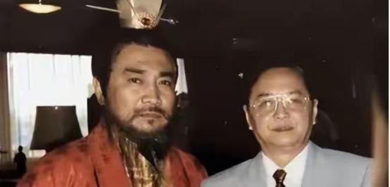 1991年，一个演员因为要求配一辆进口专车，丢掉了曹操这个角色。当时剧组原定的曹