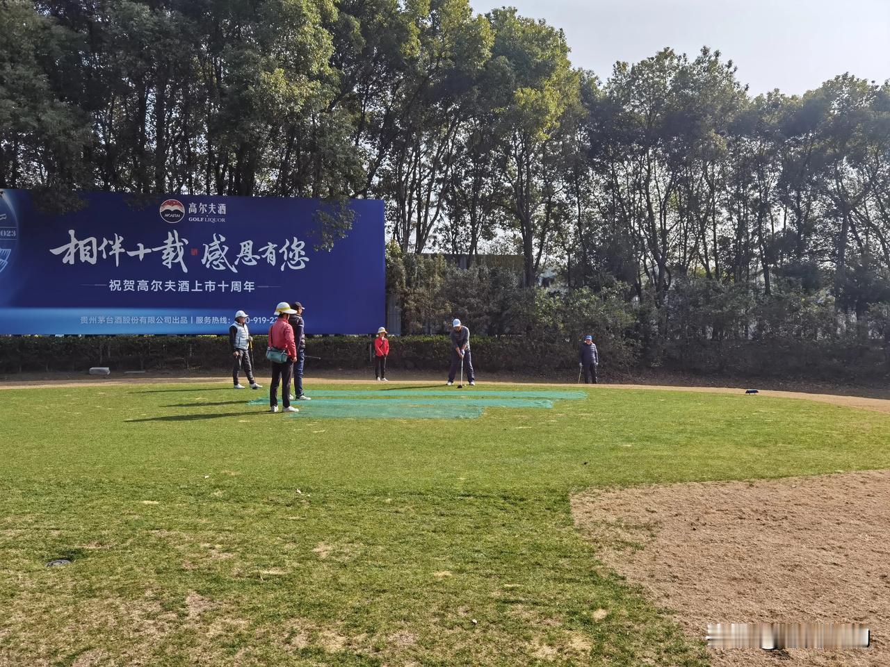 足球，让青春永不褪色。坚持运动，富养身体。人这辈子最重要的东西就是健康。有了健康