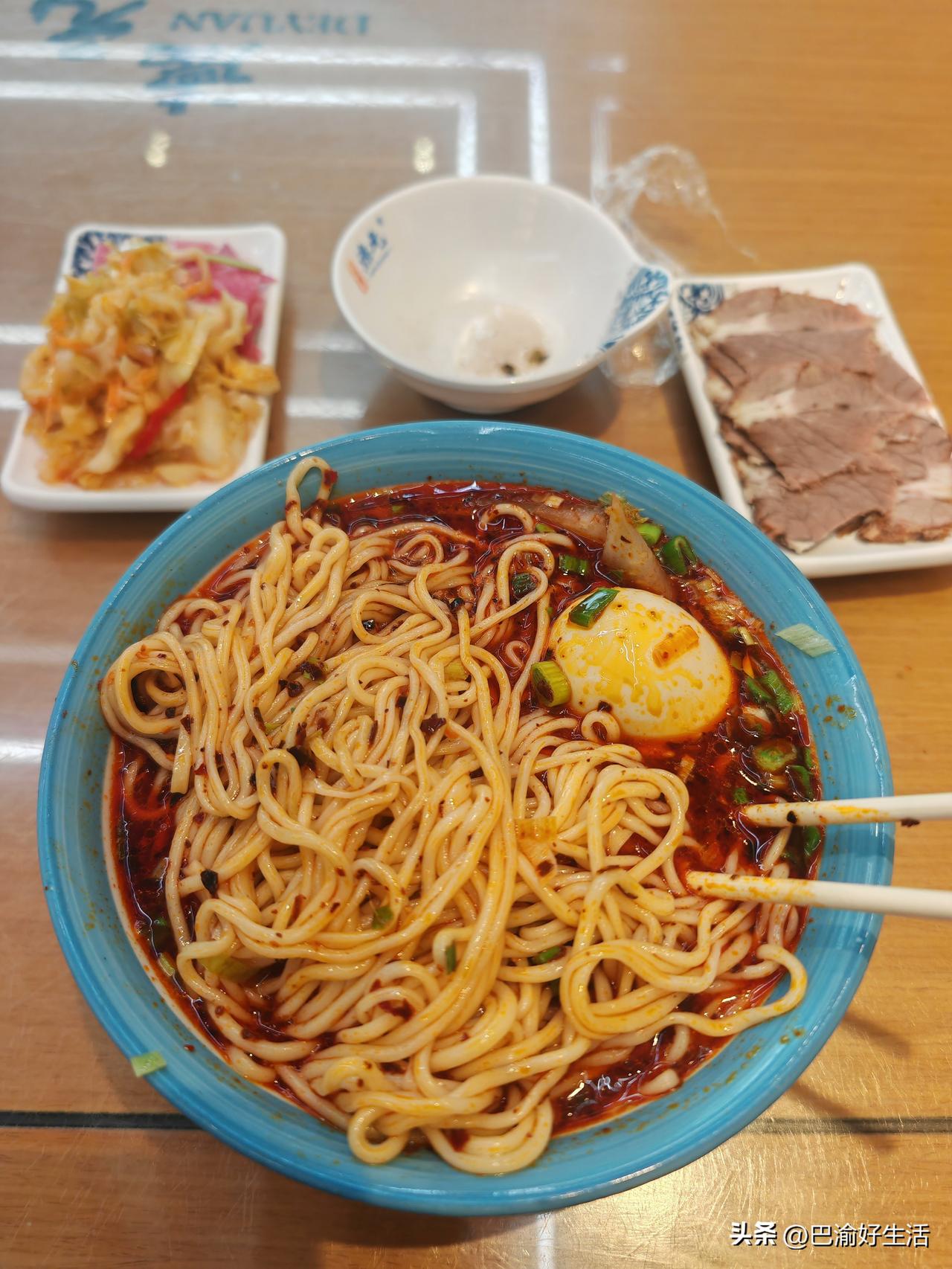 这才是兰州牛肉面的正确吃法，一个牛大，一个卤蛋，拼一个小菜，再加一份切成薄片的牛