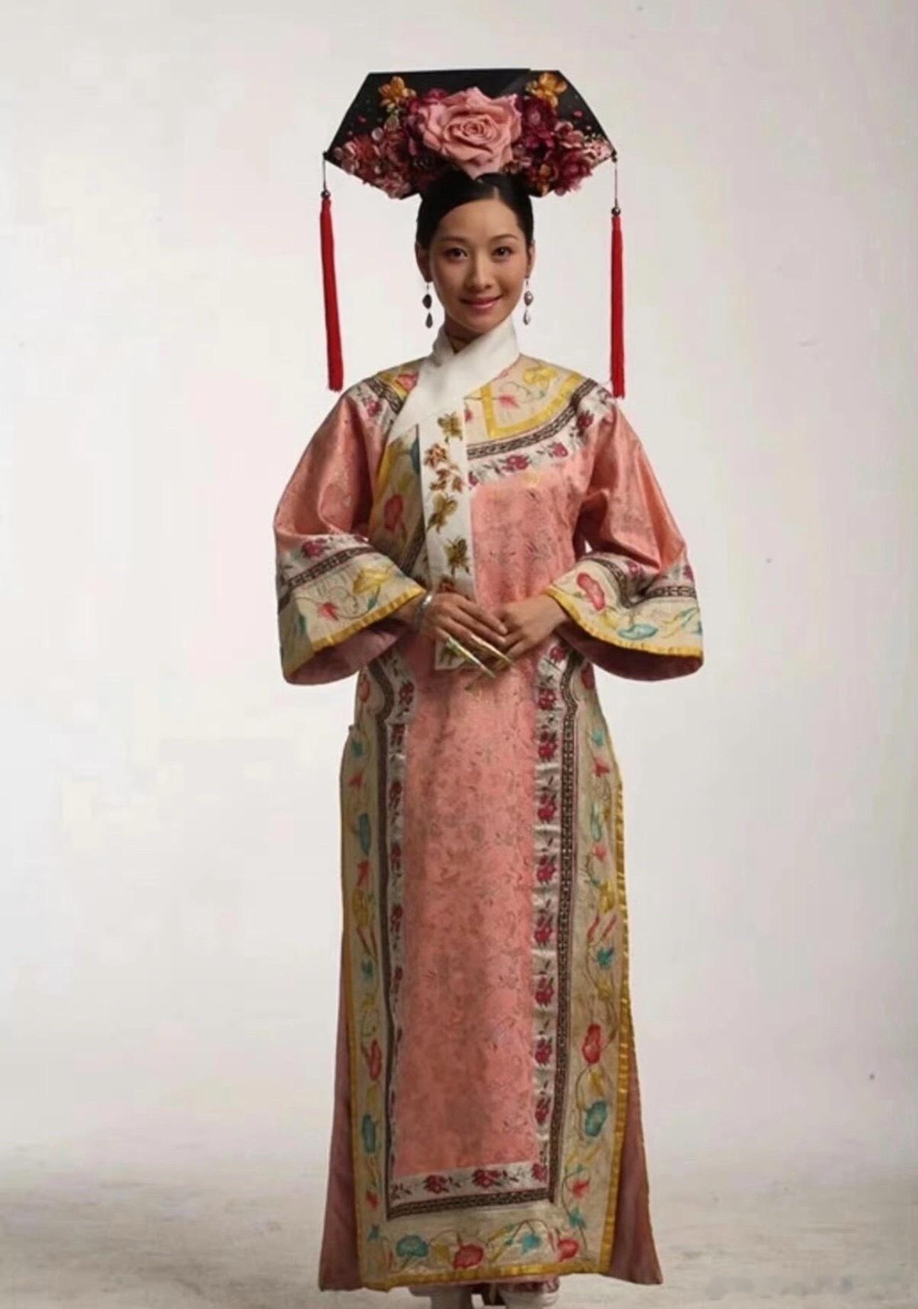据说这是甄嬛传最初的定妆照，还好导演后面把服饰妆造都改了，不然真的对剧的品质大打