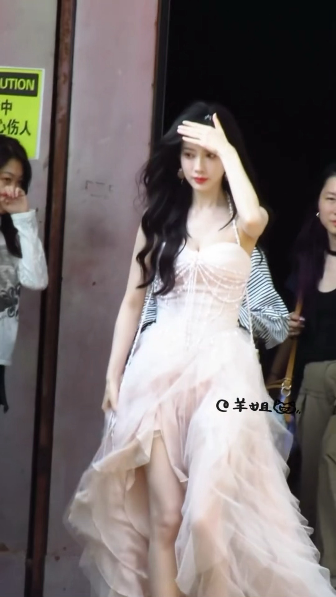 孟孟今天完全公主🥺🫶🏻🫶🏻孟子义挂脖粉色纱裙 孟子义粉色纱裙完全公主