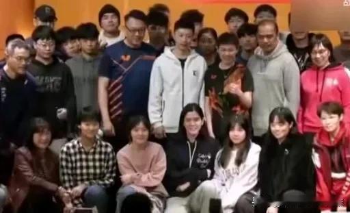 奥运冠军马龙台湾行，演绎了血浓于水一家亲的感人画面。无论是台湾年轻的学子，还是有