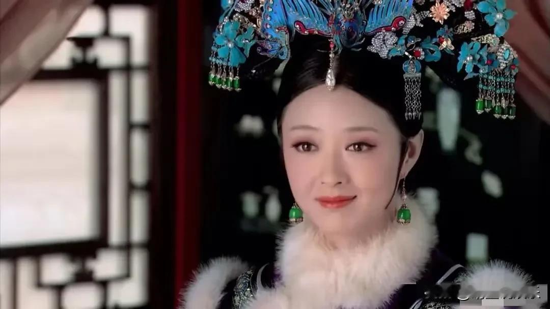 原来蒋欣才是真正的老天爷赏饭吃，
她和曾黎合照，脸比曾黎小太多，
都说曾黎是大青