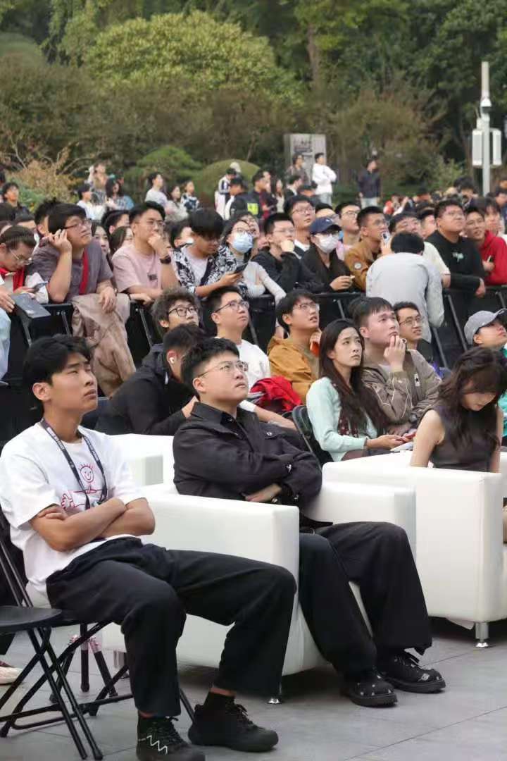 Uzi来s15线下了Uzi现身S15线下咯😎！赛场上风驰电掣的他，线下竟有点“