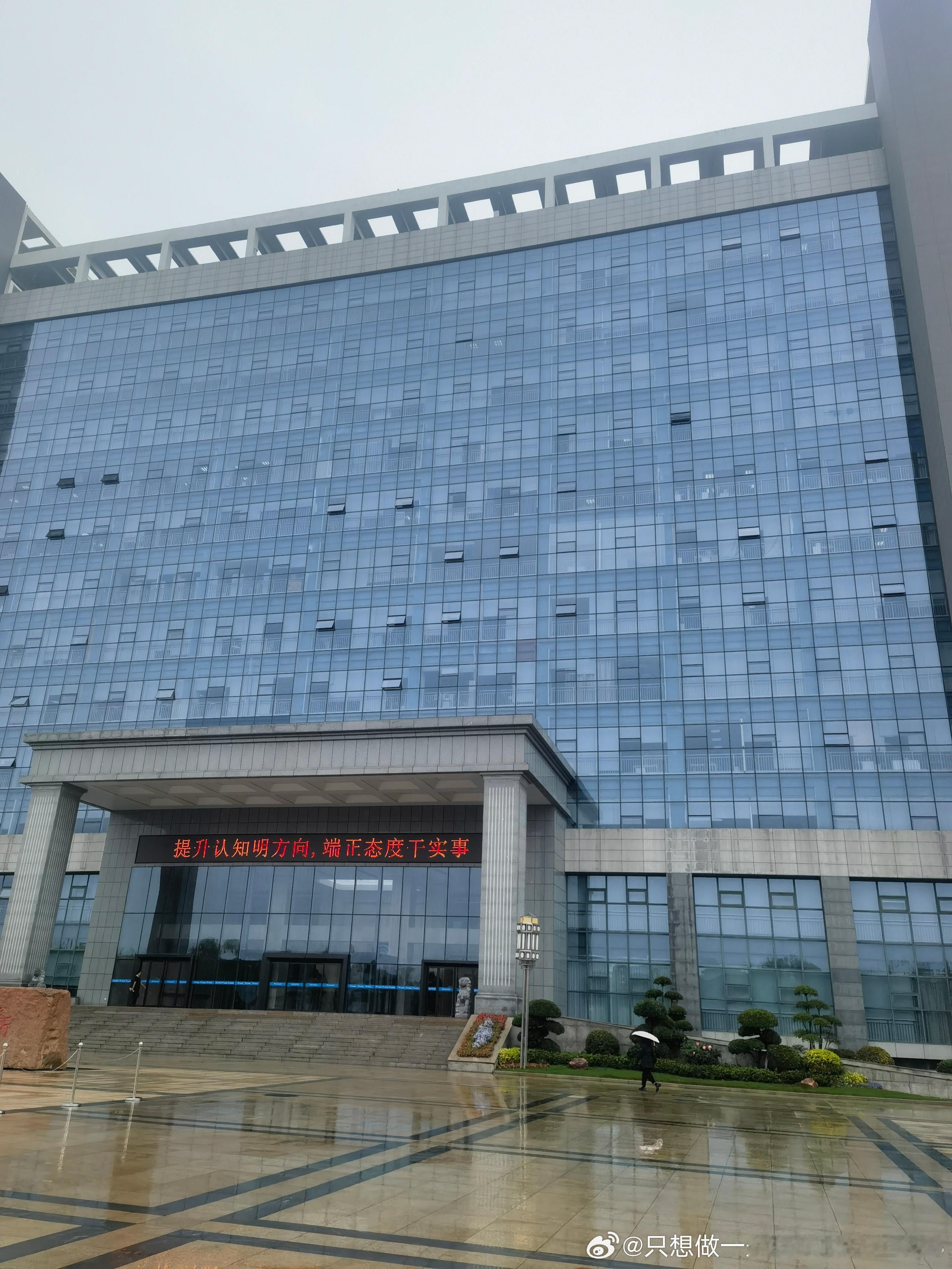 困着我一天又一天的格子屋。 