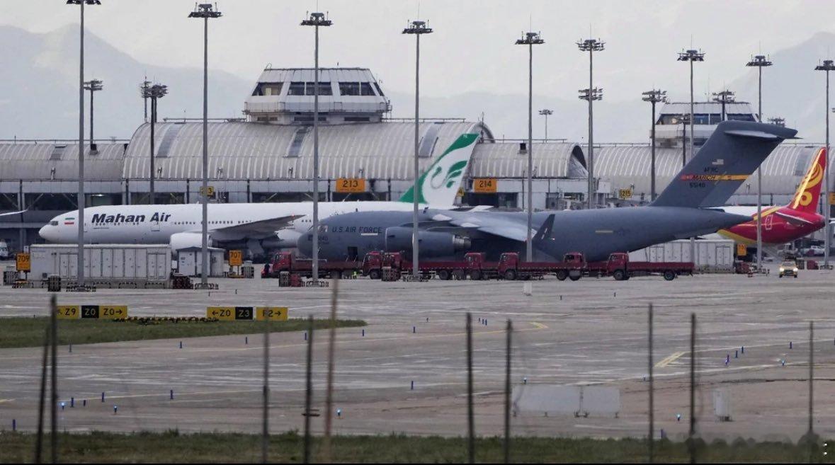 北京机场画面：一架美国空军C-17运输机与伊朗马汉飞机并排。 