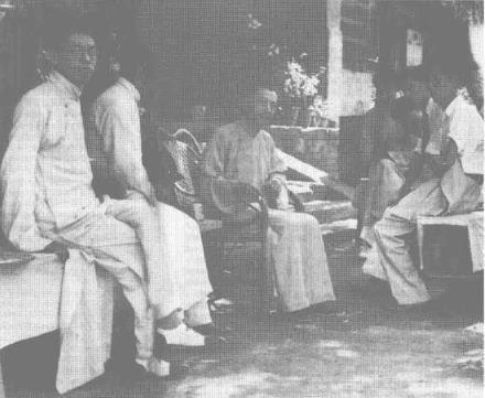 七七事变发生后，河北省宛平县(今北京市房山区)县长王冷斋(中座者)会见新闻记者，