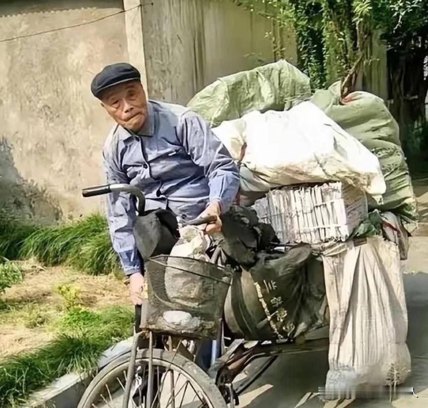 1974年，被劳教20年的抗战英雄吴其轺重获自由。靠蹬三轮车，他一天能赚1块2毛