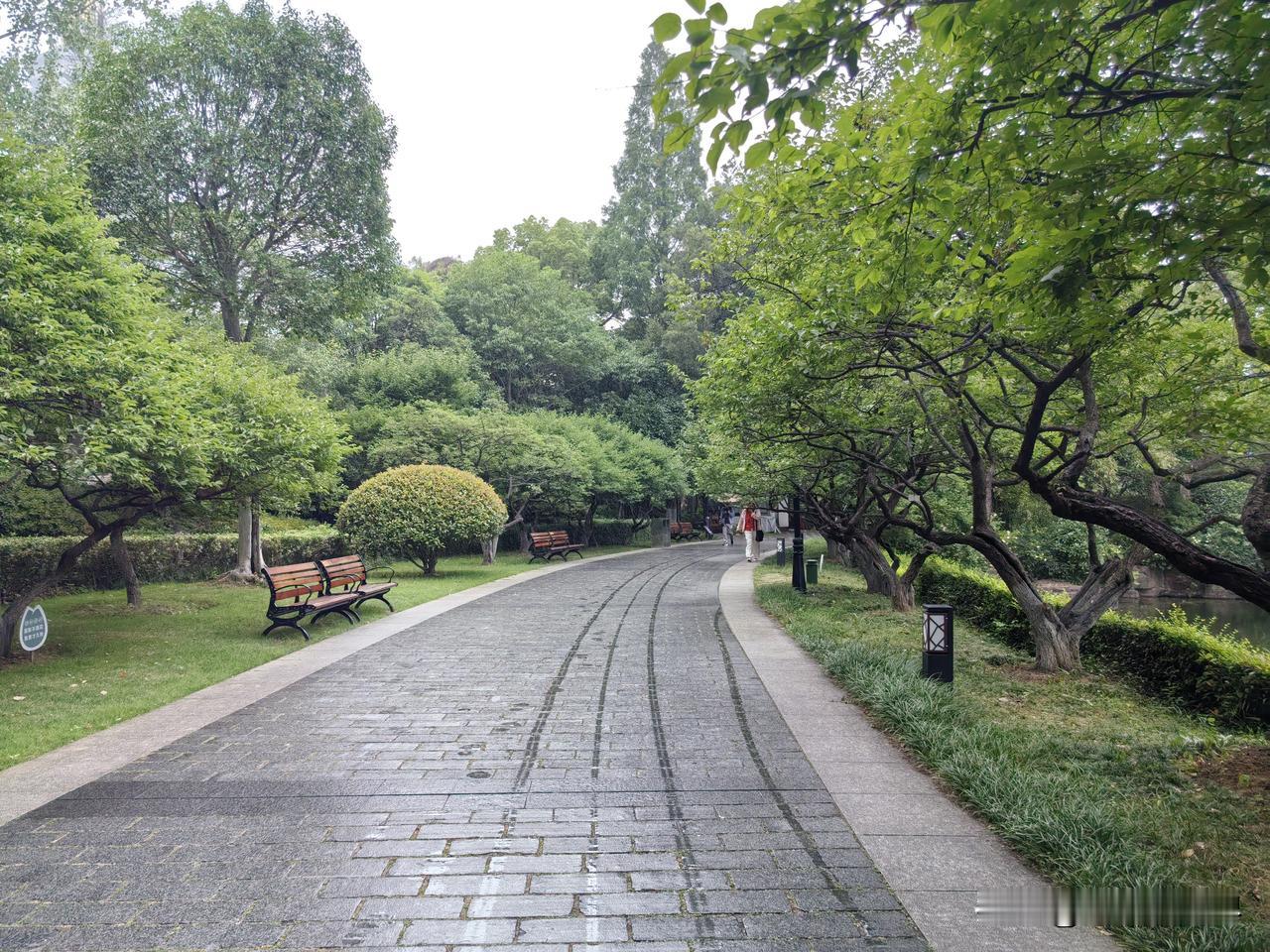 古代有什么好？哪怕天王老子，夏天该热还是热着，没有空调，没有电视，没有手机。
