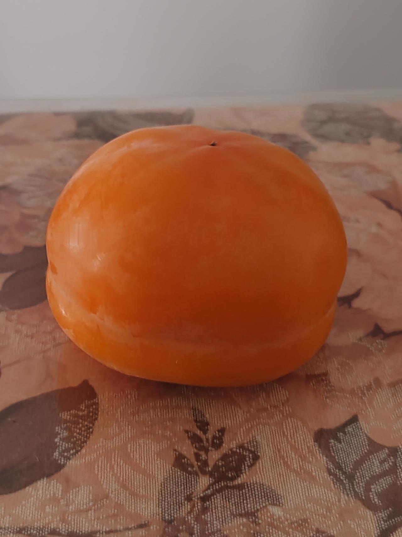 柿子是秋季佳果，人们瞧见它黄橙橙、红彤彤的模样，都忍不住想品尝几个。软柿子不仅甜