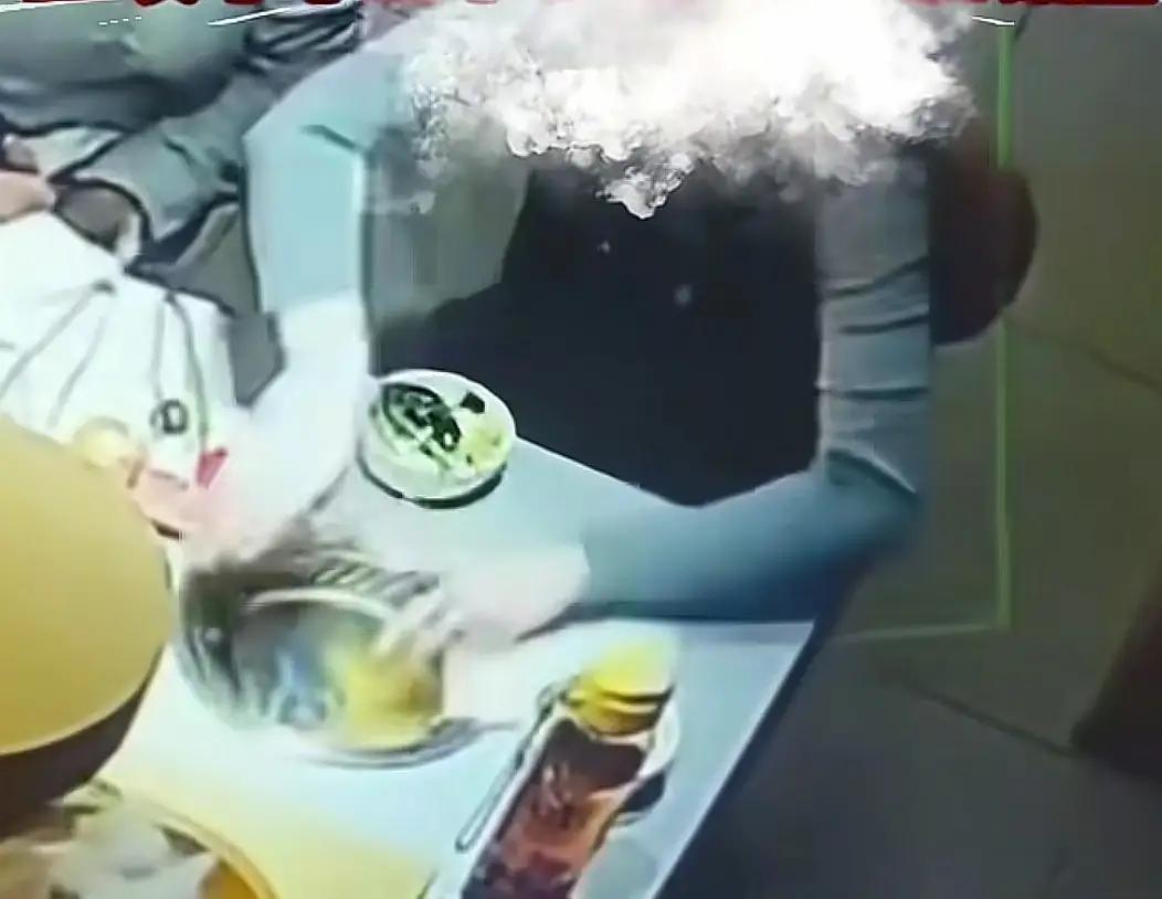 火锅店竟出现“甩锅式维权”！陕西有个女子在店里吃饭，手滑没拿稳，手机“扑通”一声