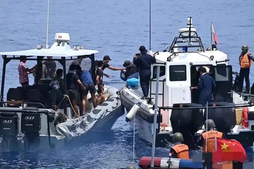 简直胆大包天！菲律宾人就在咱们眼皮子底下，肆无忌惮地输送物资，咱们的海警船紧贴在