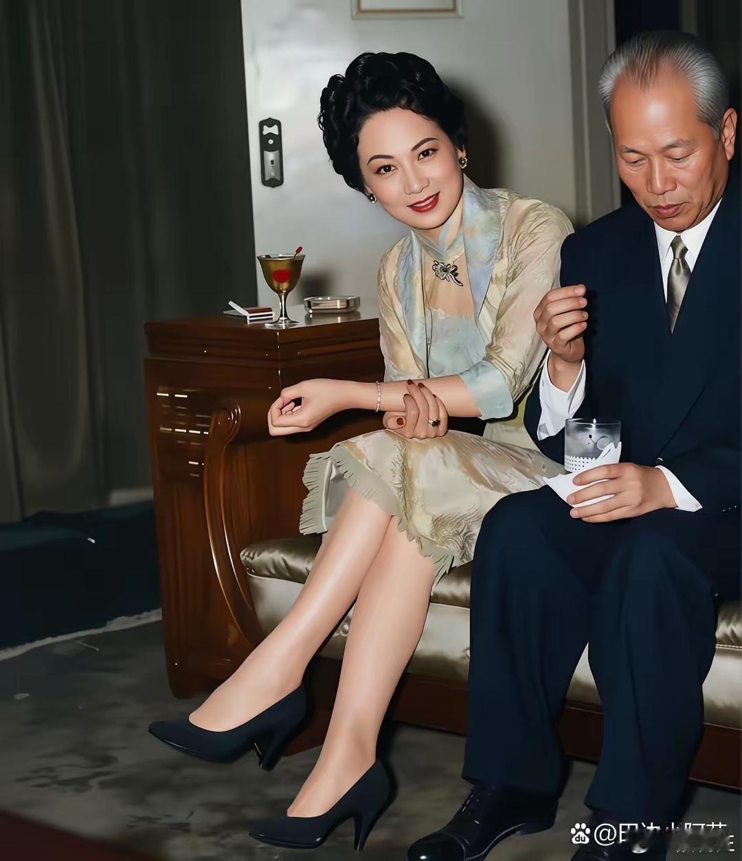 50年代，胡其瑛去陈诚家做客，留下这张照片。她模样清秀，打扮时尚，真让人眼前一亮