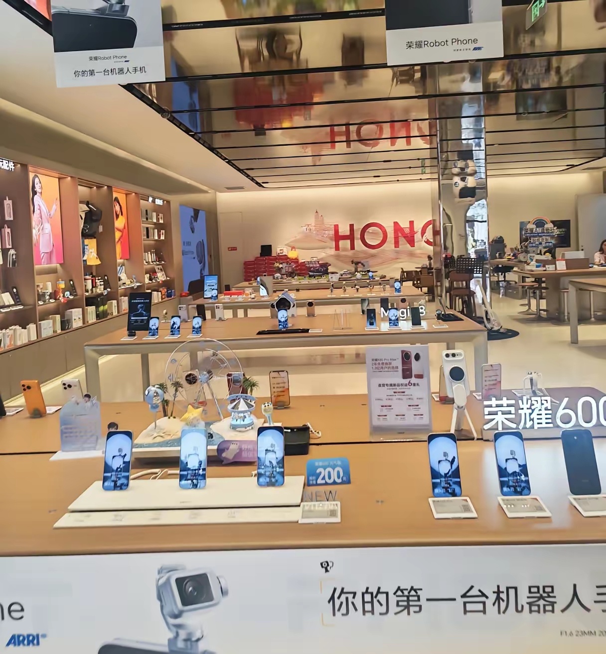 今天去线下手机店转了一圈，发现一个很奇怪的现象。摆在最显眼位置的，往往是利润最高
