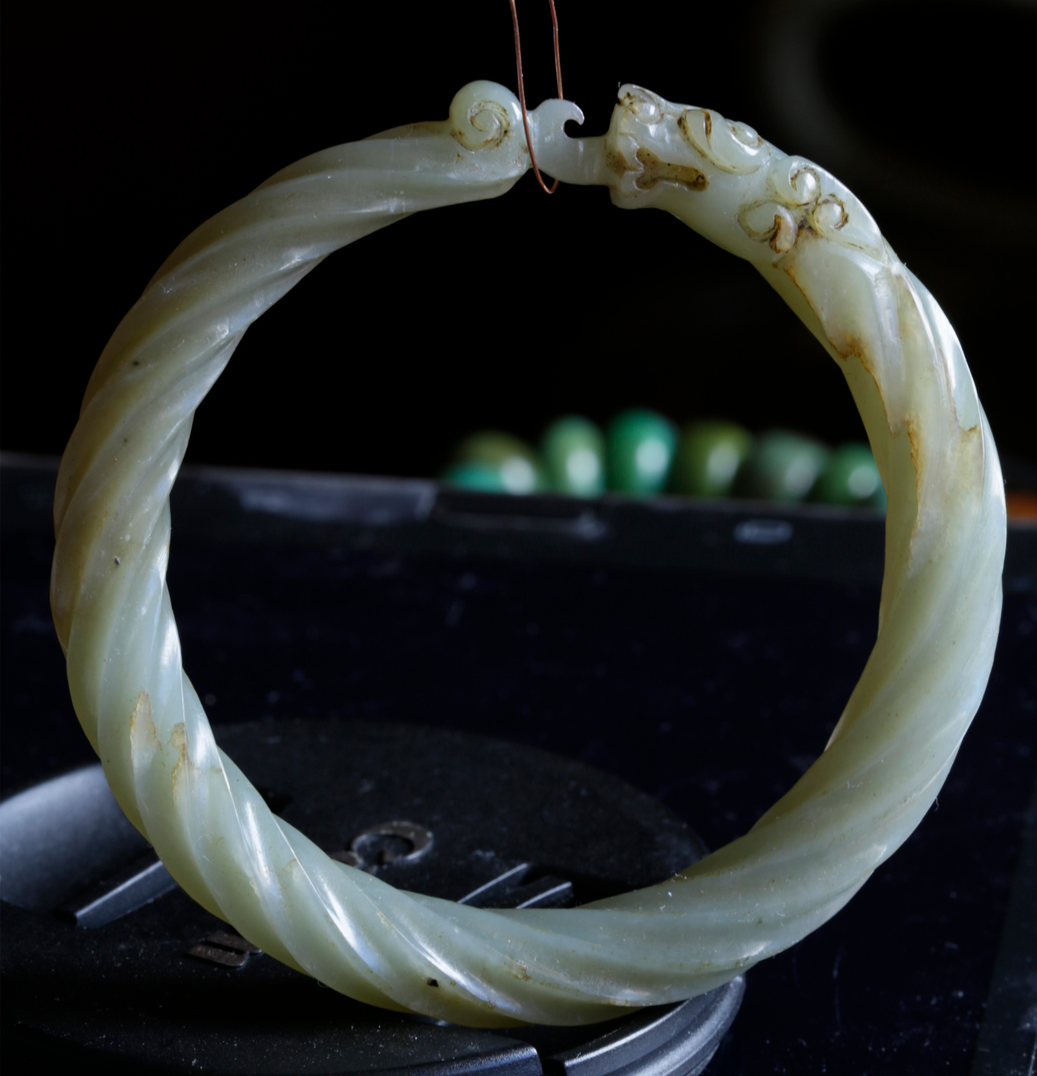 汉 . 和田玉绞丝纹咬尾龙型手镯一件尺寸：重33.4克 ，内经57.5-58MM