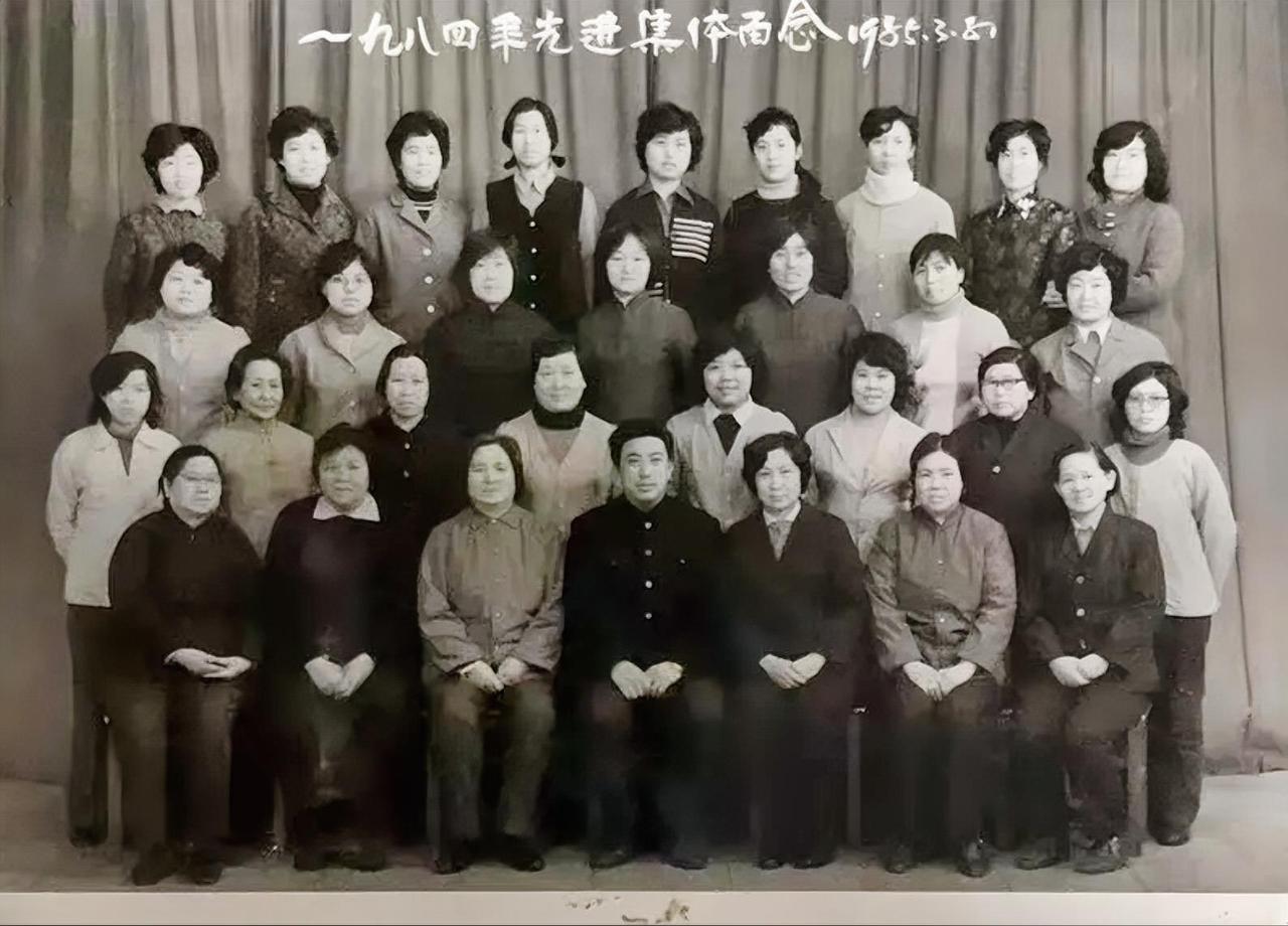 汉字中，像“你”“他”“们”这类带有人字旁的字，皆与人相关。然而，“我”字却没有
