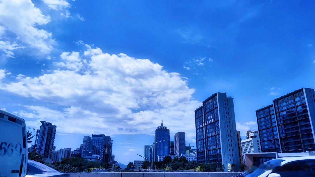 昨日透雨，洗净碧空
城隐云下，云逸若仙
心旷神怡处，花团锦簇
风微凉，挡不住入夏