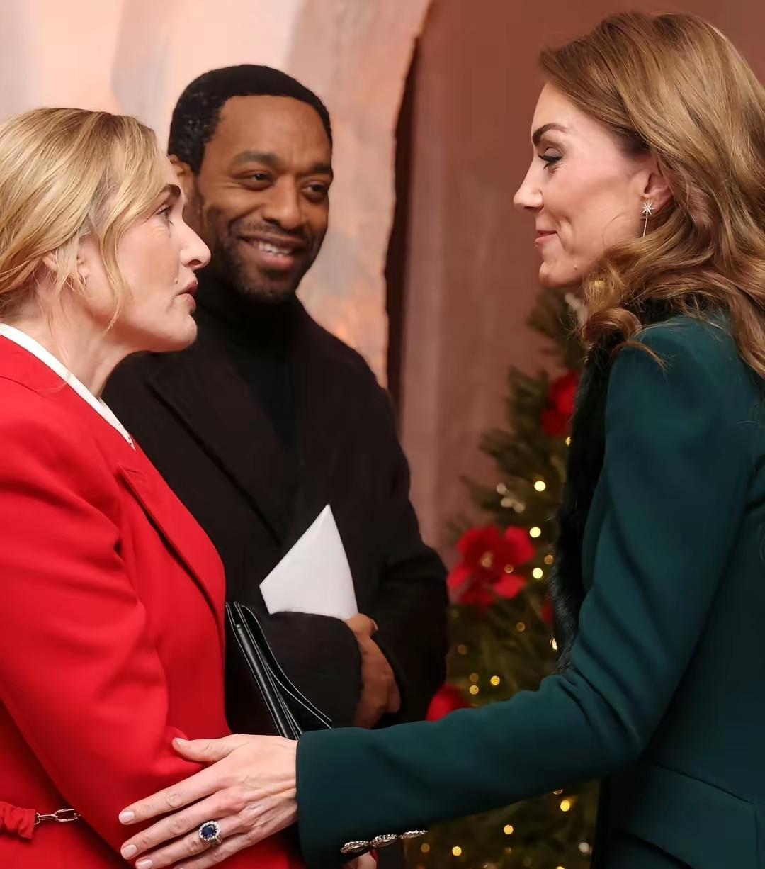 凯特的娘家，要“崛起”了吗？
看王室圣诞活动，就知一二了！
举办人是凯特，而邀请