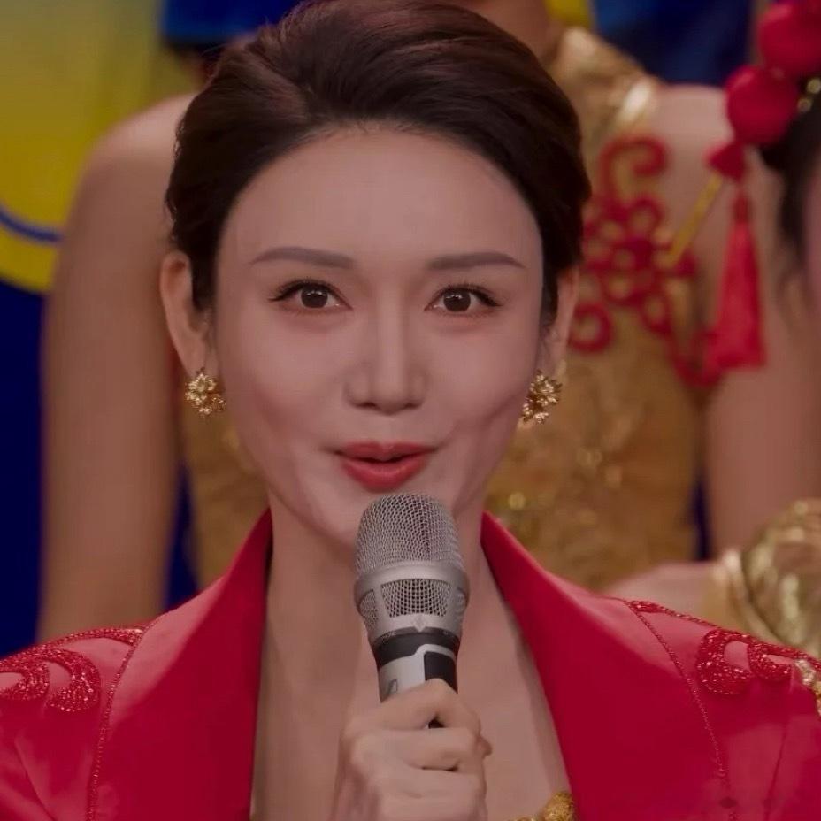 妆容没有扬长避短的典型加了个美瞳，去上睫毛，加下睫毛和下眼影眼神立马回正⋯多点宽