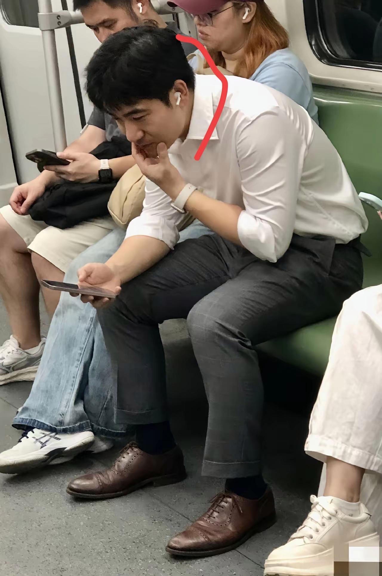 地铁上的男人看上去非富即贵[赞]