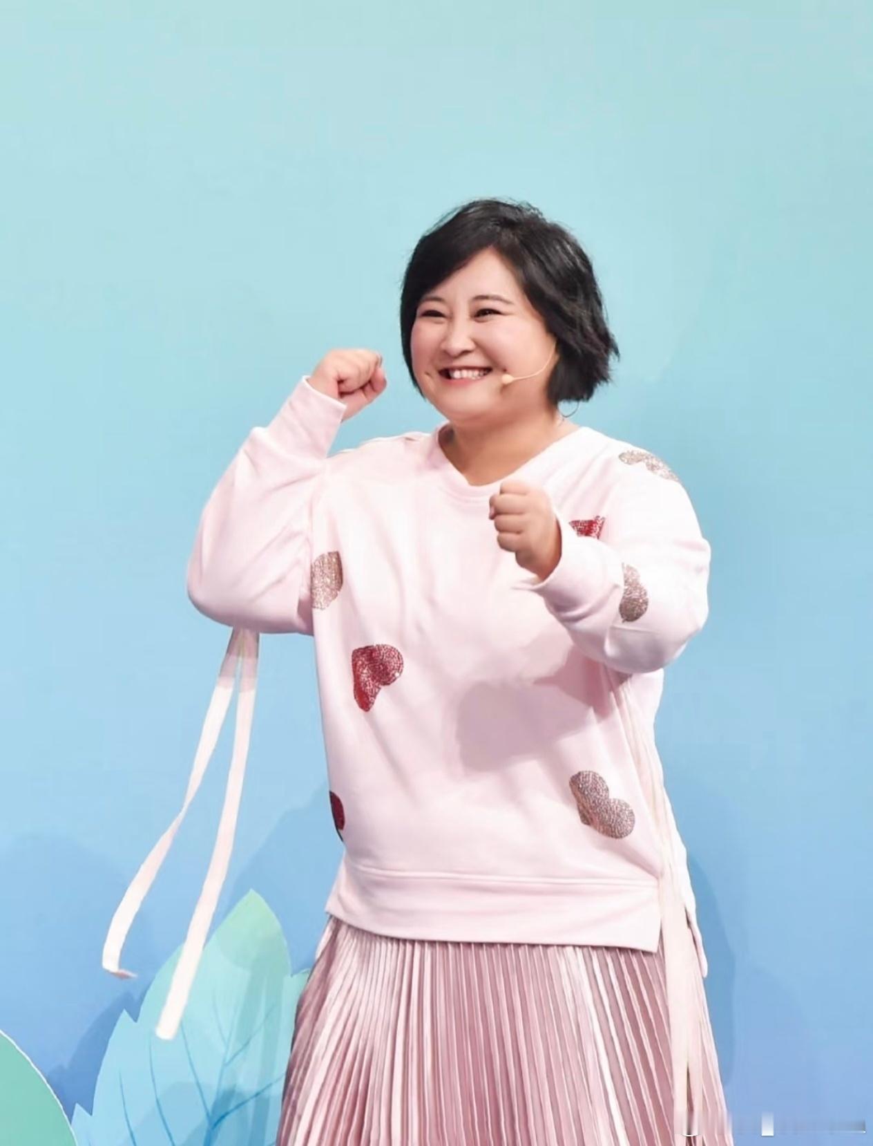 瘦下来的贾玲依旧开朗明媚 