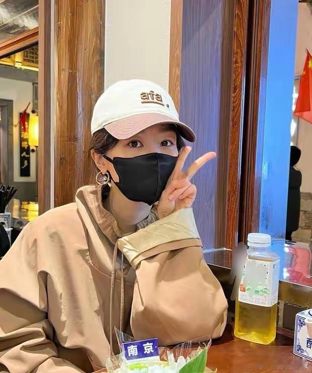 杨紫晒生活随拍 头戴鸭舌帽大方微笑活力四射 ​​​