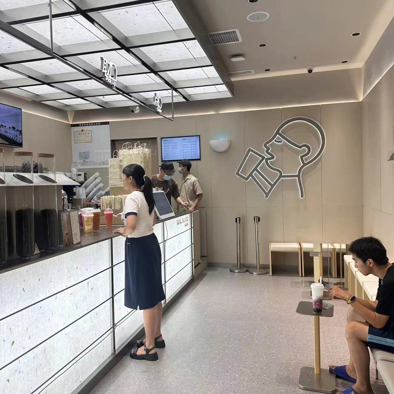 #健康茶饮成年轻人社交工具#   喜茶通过了健康化的标准来推动了整个行业的发展的